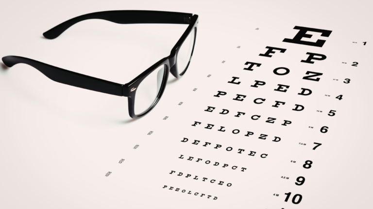 Occhiali e tabella con lettere