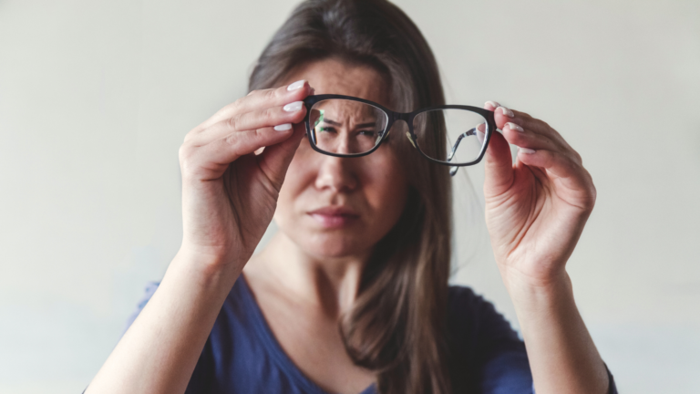 Ragazza con problemi di vista che strizza gli occhi