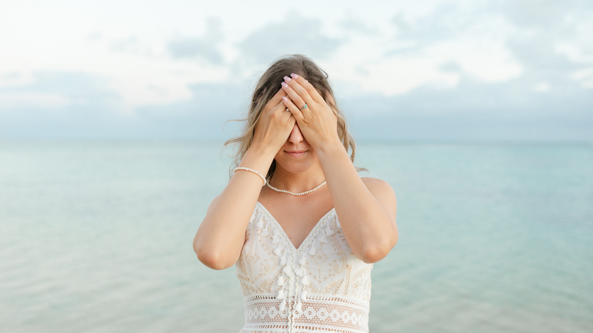 Sara Cosenza al mare che fa palming
