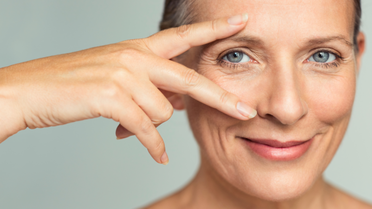 Donna che sorride e indica gli occhi