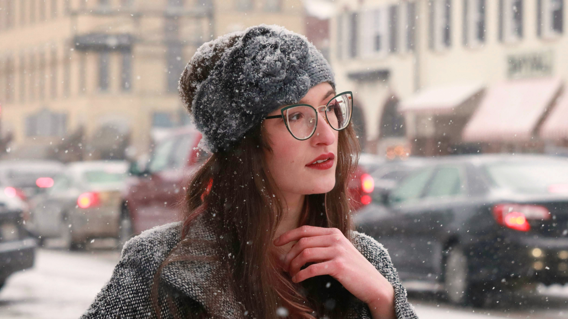 Ragazza con gli occhiali in pieno inverno con la neve