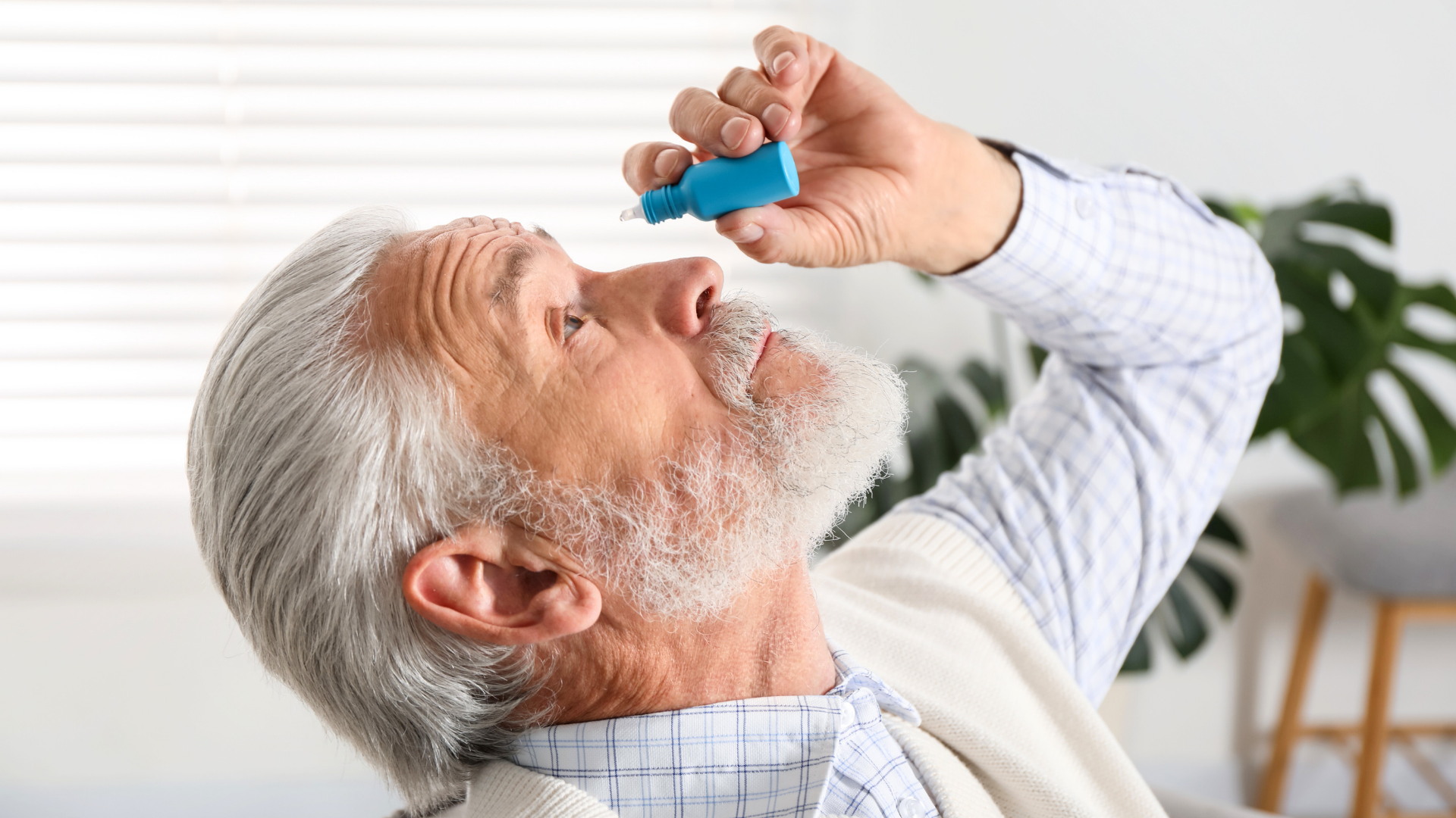 Uomo anziano che mette il collirio negli occhi